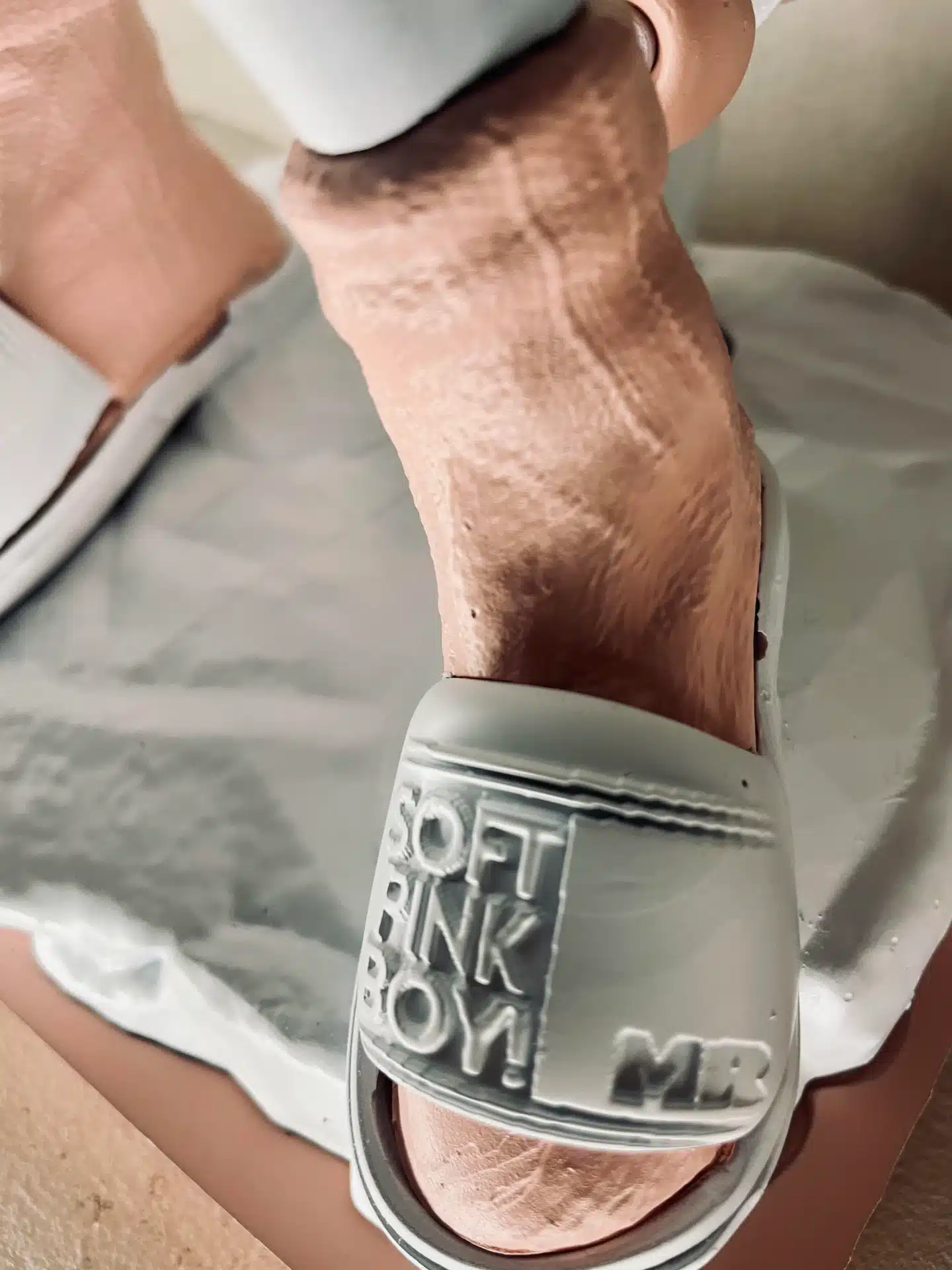 Statue du David « Claquettes-Chaussettes » – Soft Pink Boy – Image 3