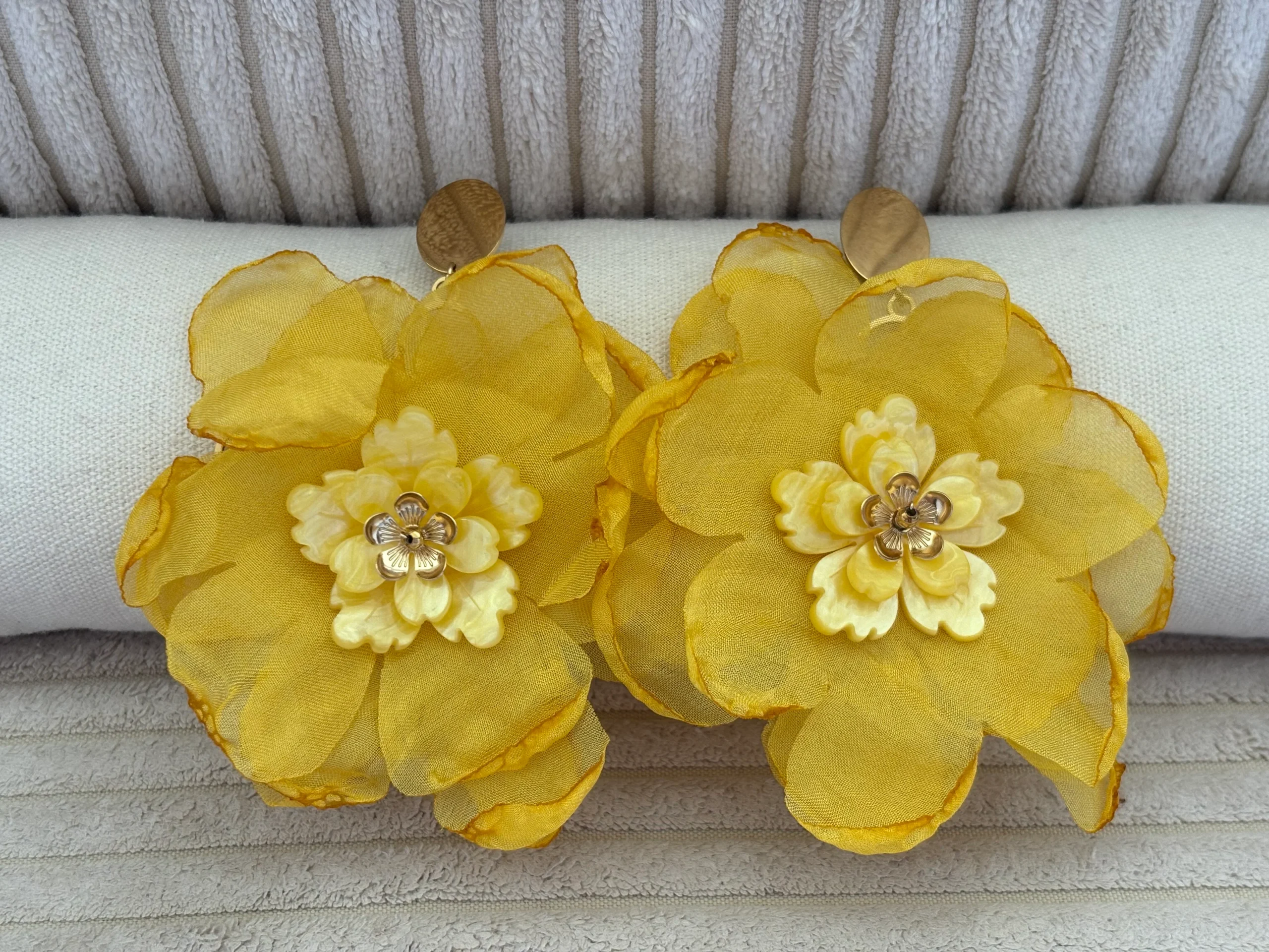 BOUCLES D'OREILLES FLEUR TISSUS JAUNES – Image 2