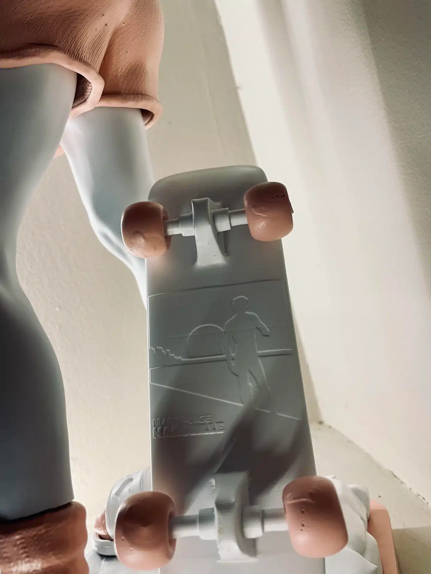 Statue du David « Claquettes-Chaussettes » – Soft Pink Boy – Image 4