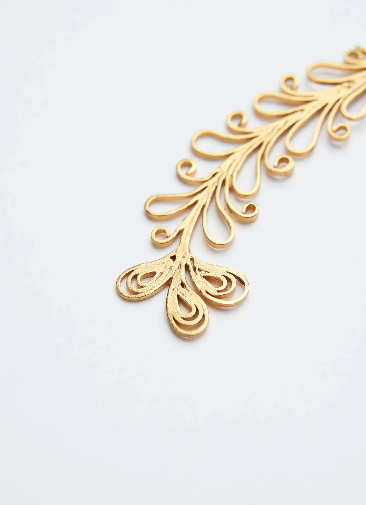 Boucles d’oreilles dorées pendantes 2 en 1 Queen Victoria | Ikkelele – Image 3