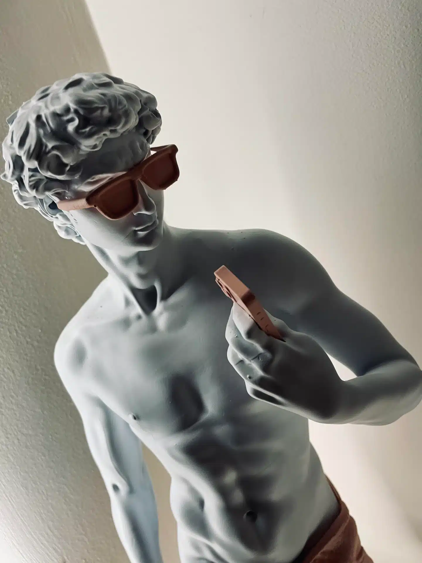 Statue du David « Claquettes-Chaussettes » – Soft Pink Boy – Image 5