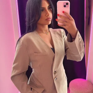 Blazer ceintré à la taille avec ceinture au dos