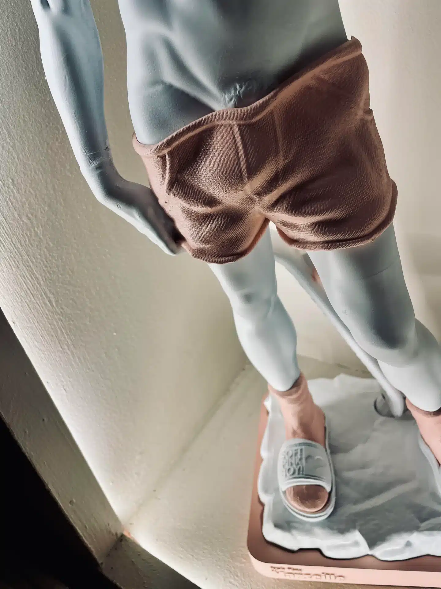 Statue du David « Claquettes-Chaussettes » – Soft Pink Boy – Image 6