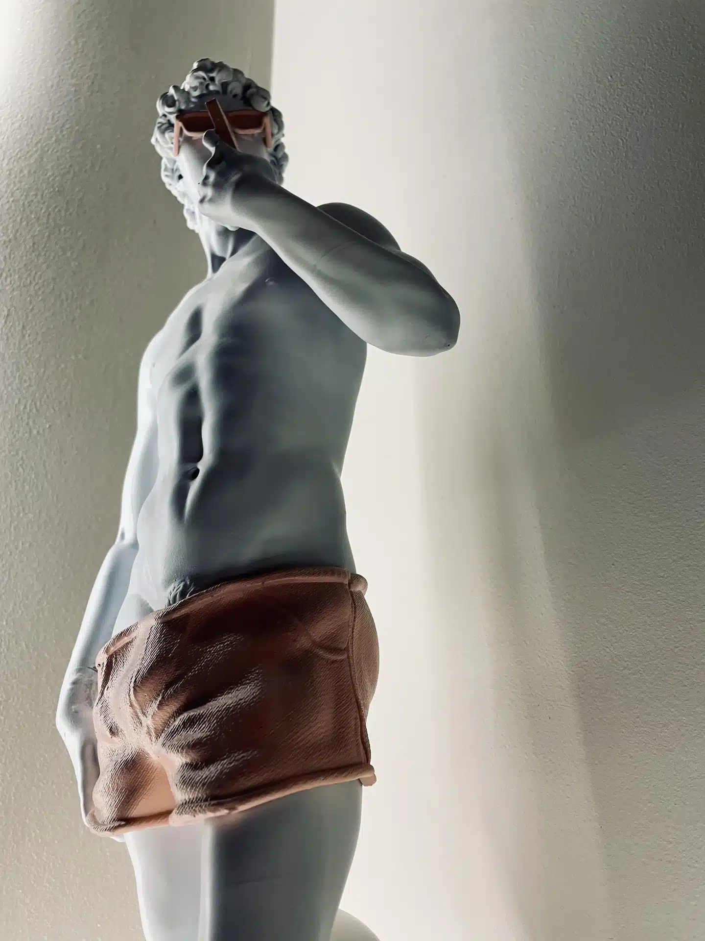 Statue du David « Claquettes-Chaussettes » – Soft Pink Boy – Image 7