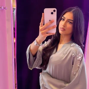 Abaya strass et bijoux sur les manches