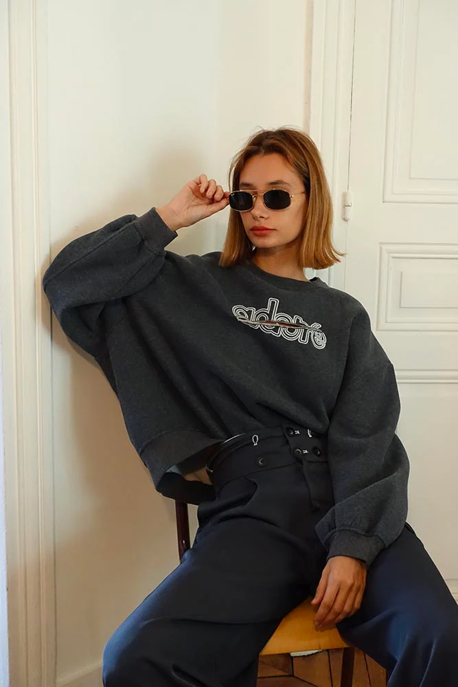 Sweat brodé à découpe Clarance Anthracite – Image 3