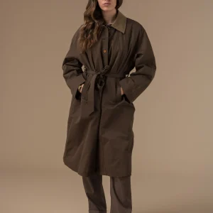Manteau chocolat en coton col contrasté et ceinture au dos
