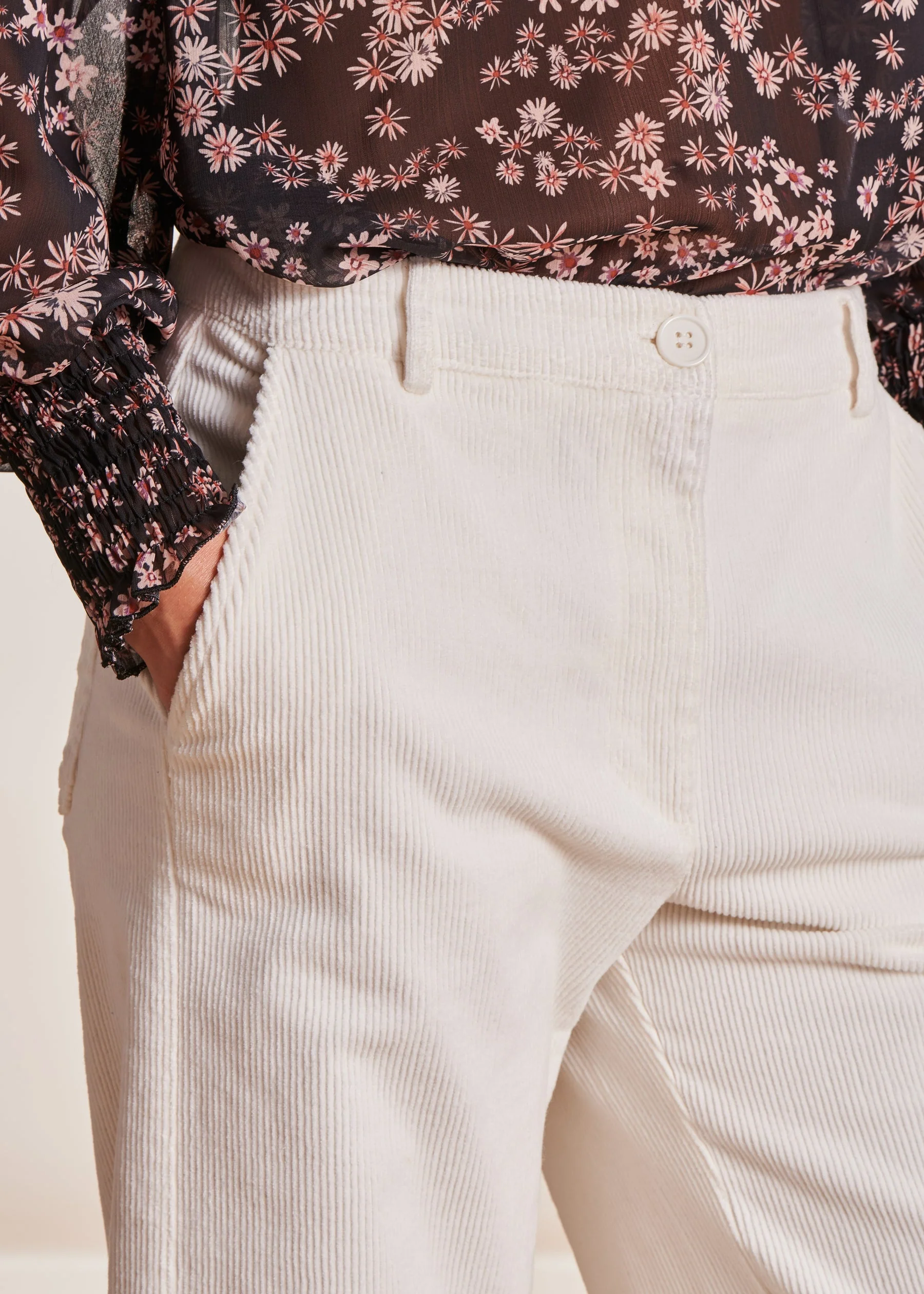 Pantalon écru large 7/8ème en velours côtelé – Image 5