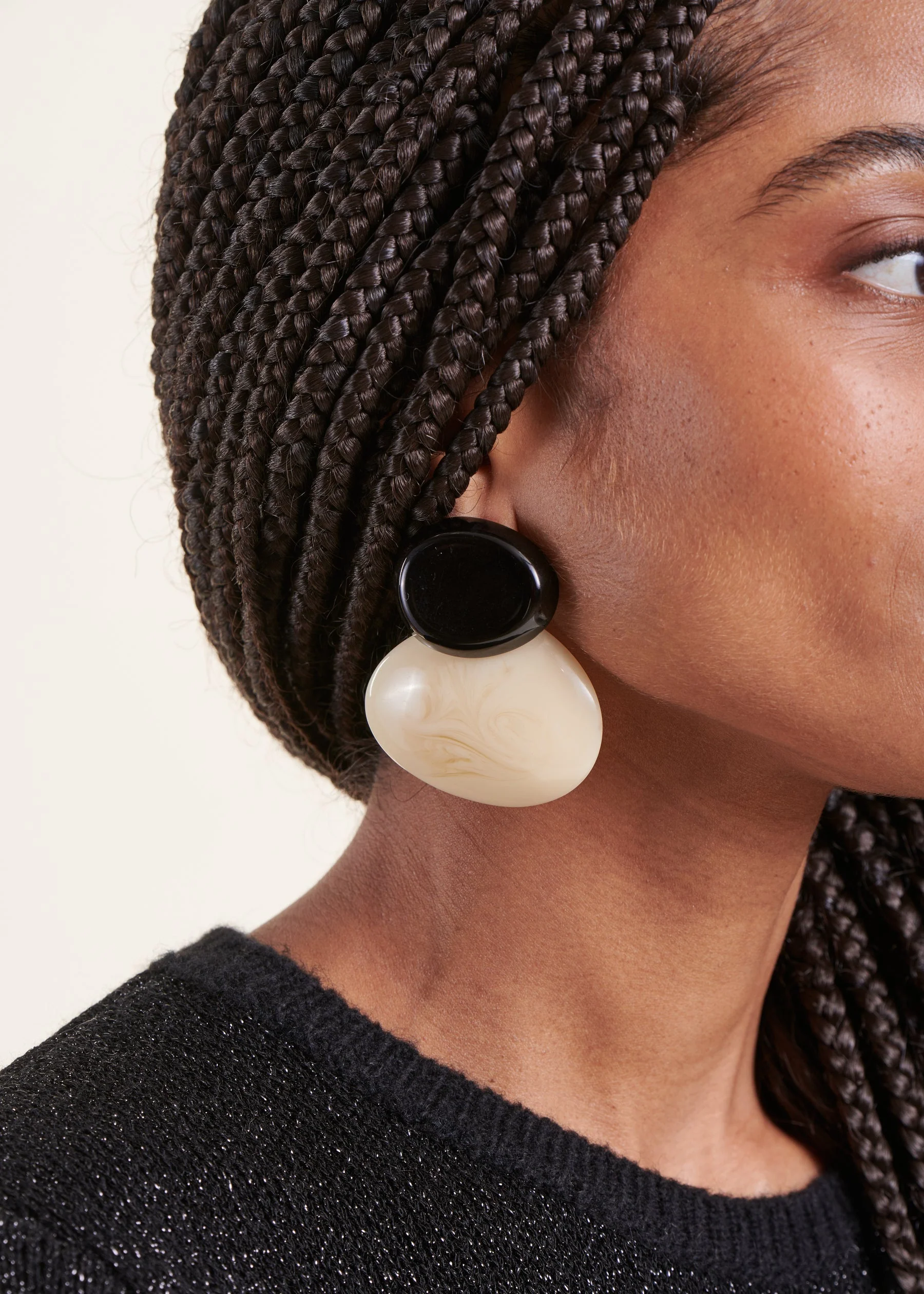 Boucles d'oreilles en résine noir et blanc – Image 3