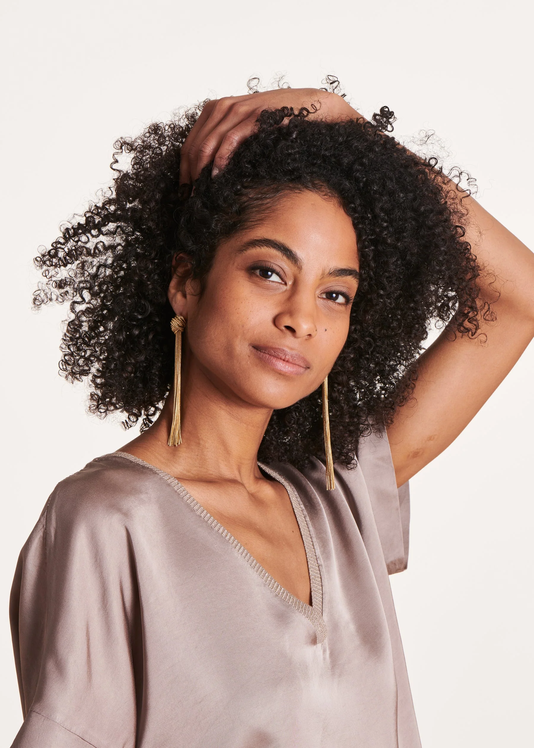 Boucles d'oreilles longues dorées – Image 2