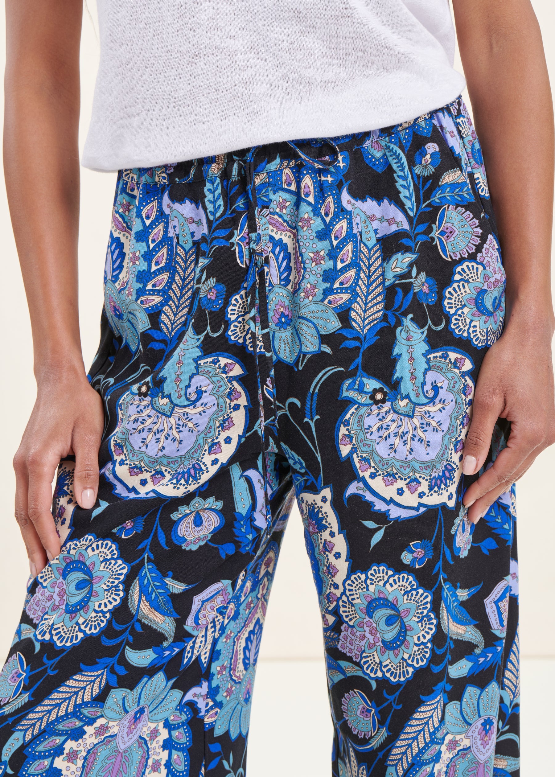 Pantalon large à imprimé noir et bleu – Image 6