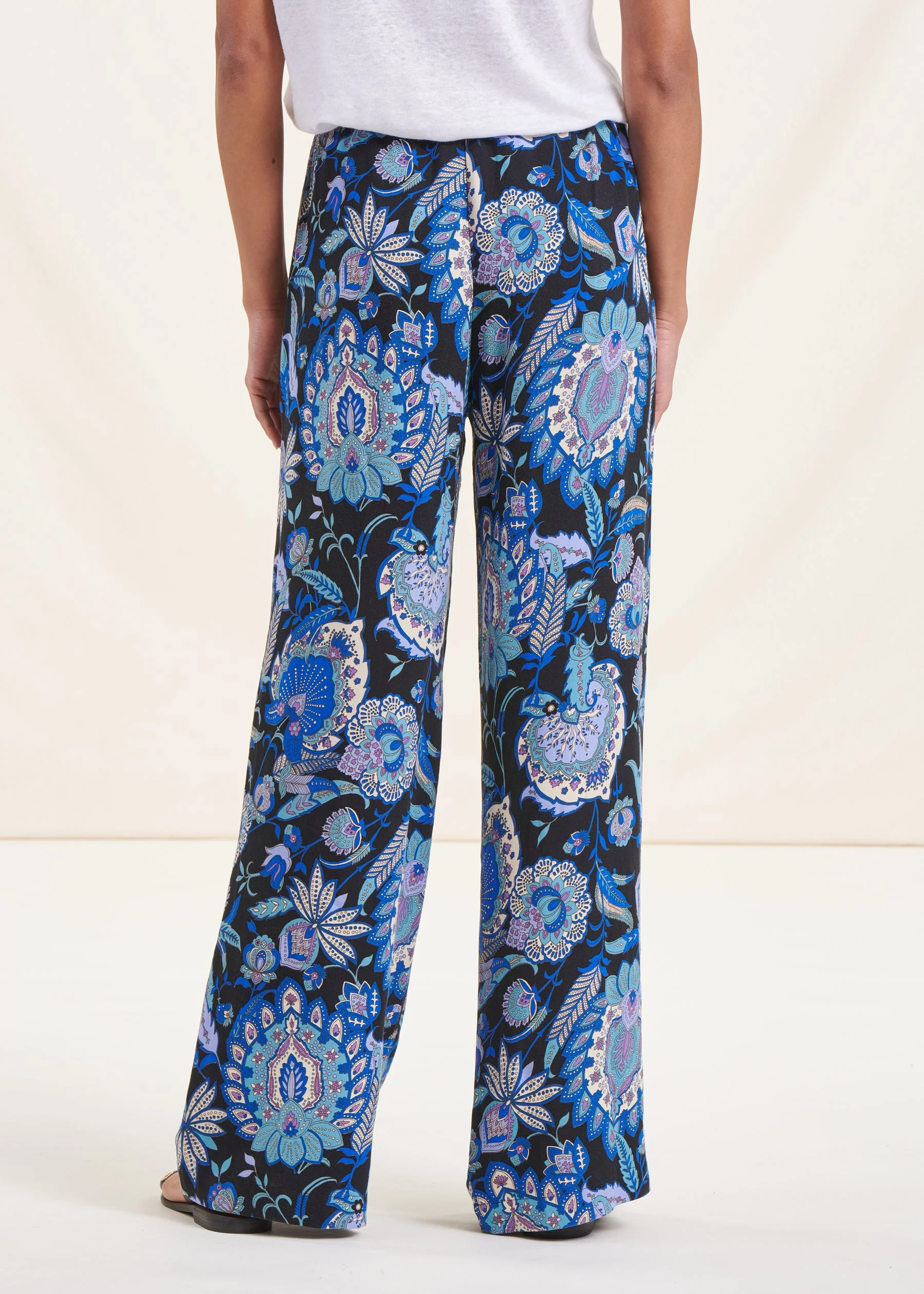Pantalon large à imprimé noir et bleu – Image 4