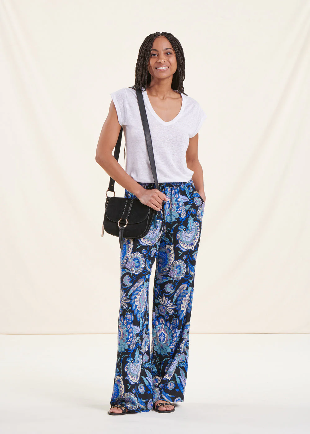 Pantalon large à imprimé noir et bleu – Image 7