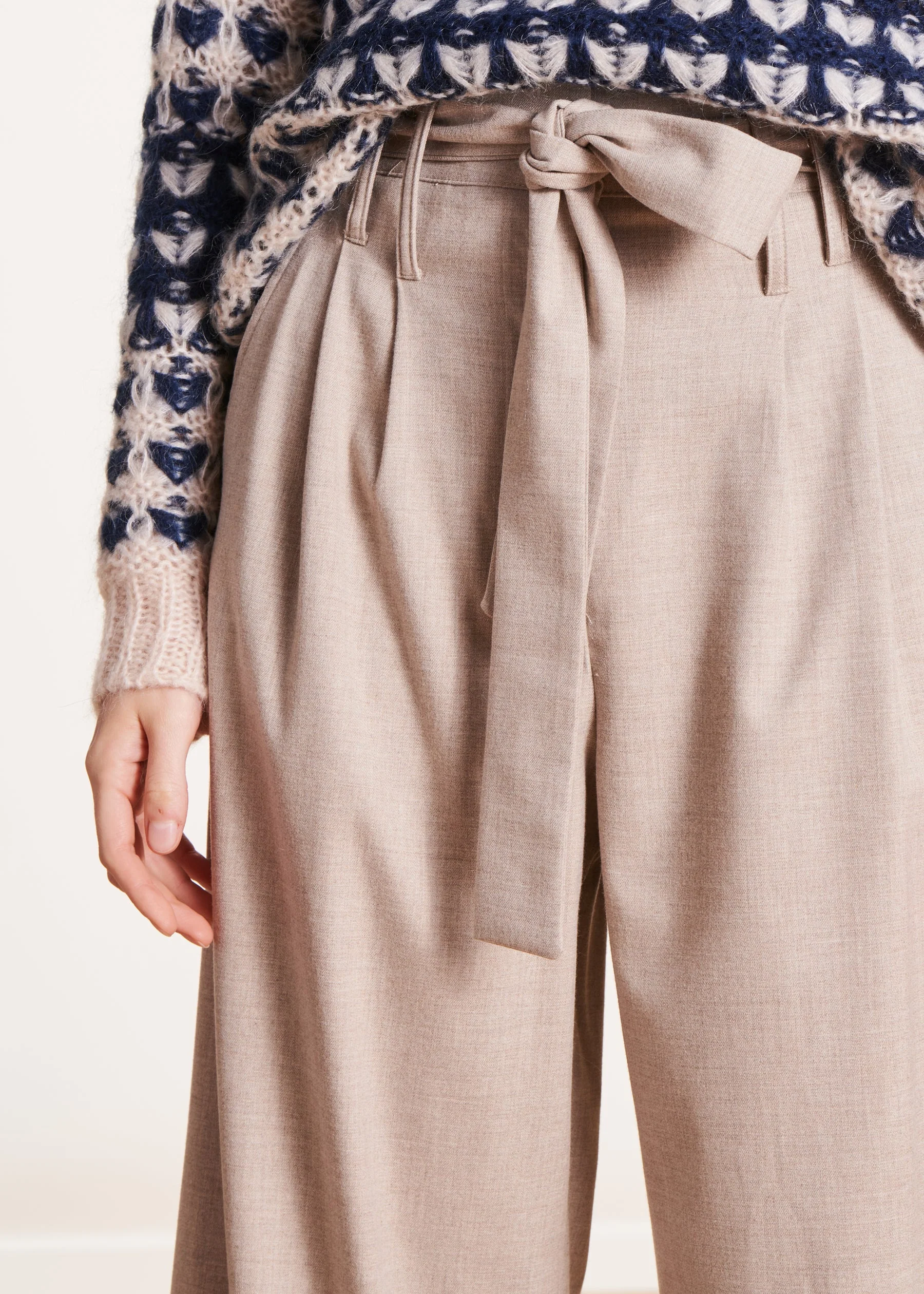 Pantalon large beige taille haute avec ceinture à nouer – Image 6