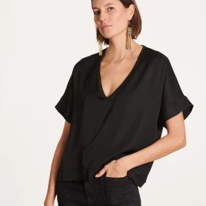 Top en satin noir à encolure V et manches courtes