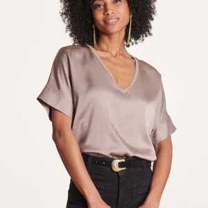 Top en satin taupe à encolure V et manches courtes