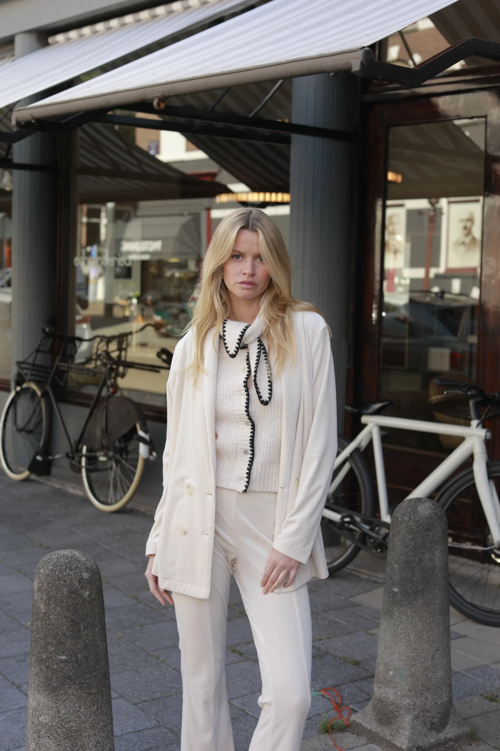 Veste tailleur Ellen écru en velours – Image 2