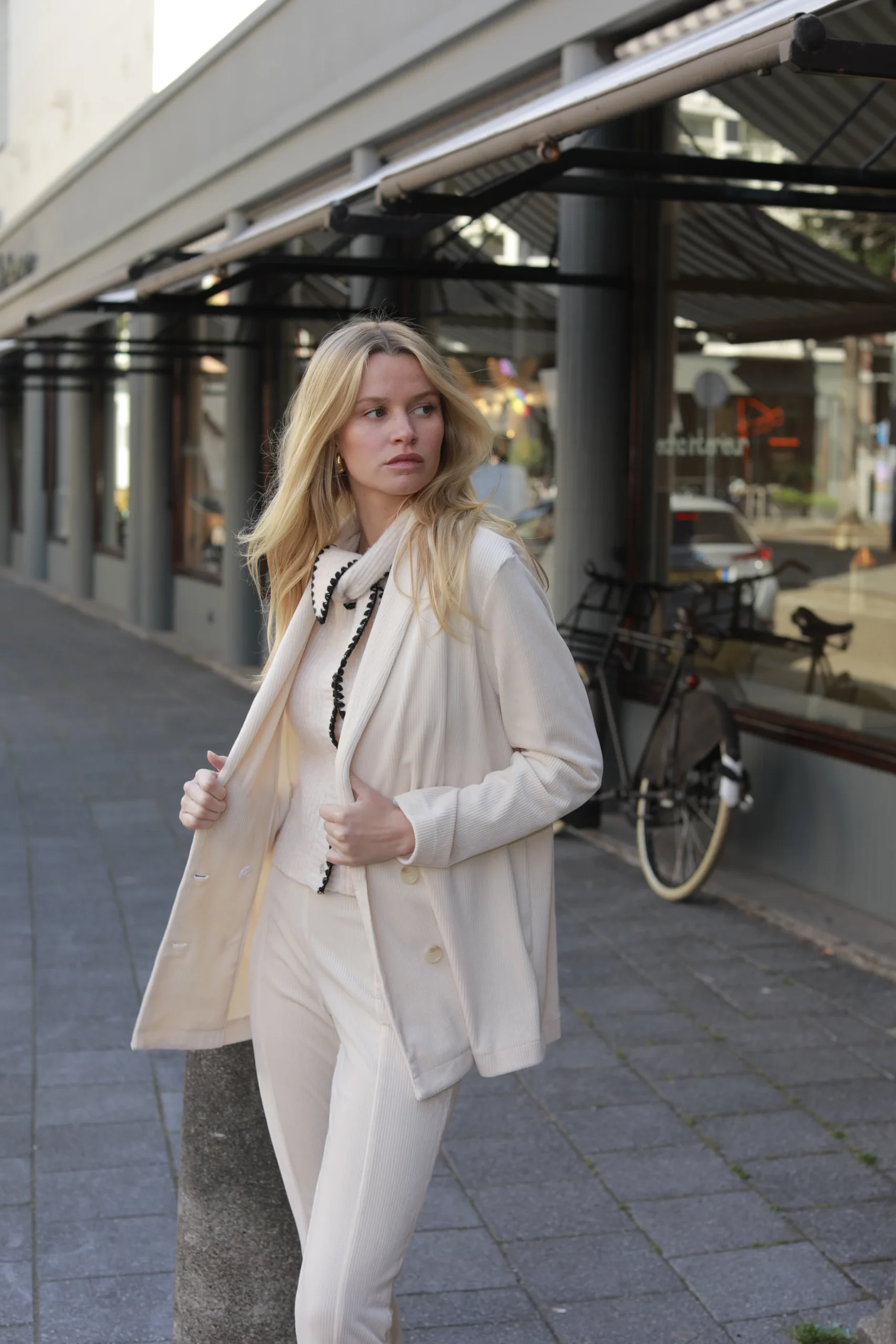 Veste tailleur Ellen écru en velours – Image 3