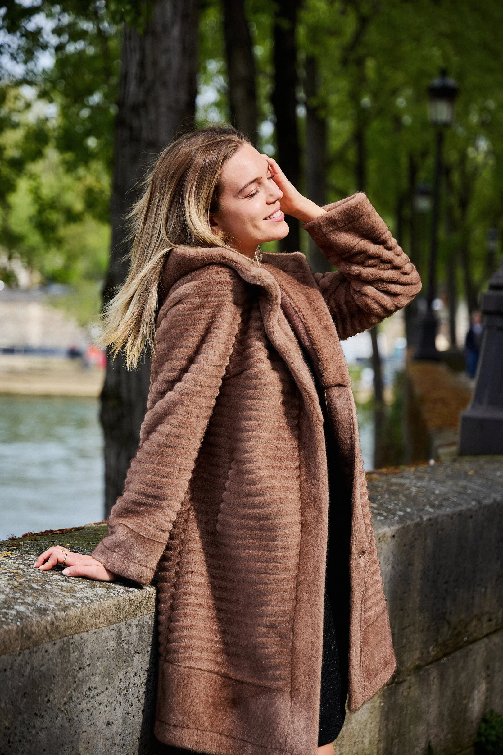 GIANNA - Manteau à capuche en fausse fourrure – Image 2