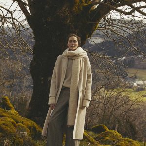 Manteau blanc long et ample à col tailleur