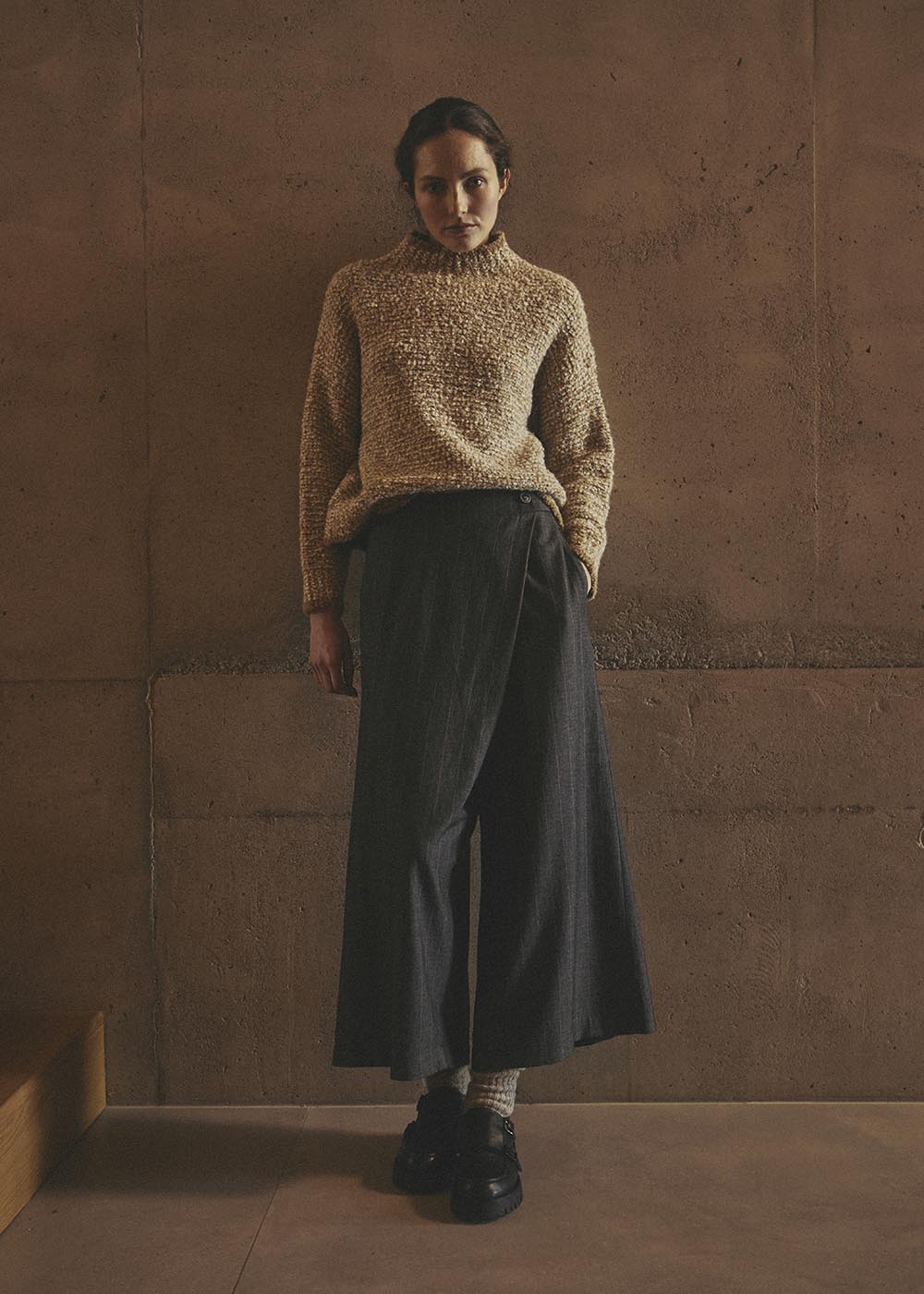 Pantalon large gris asymétrique à fines rayures