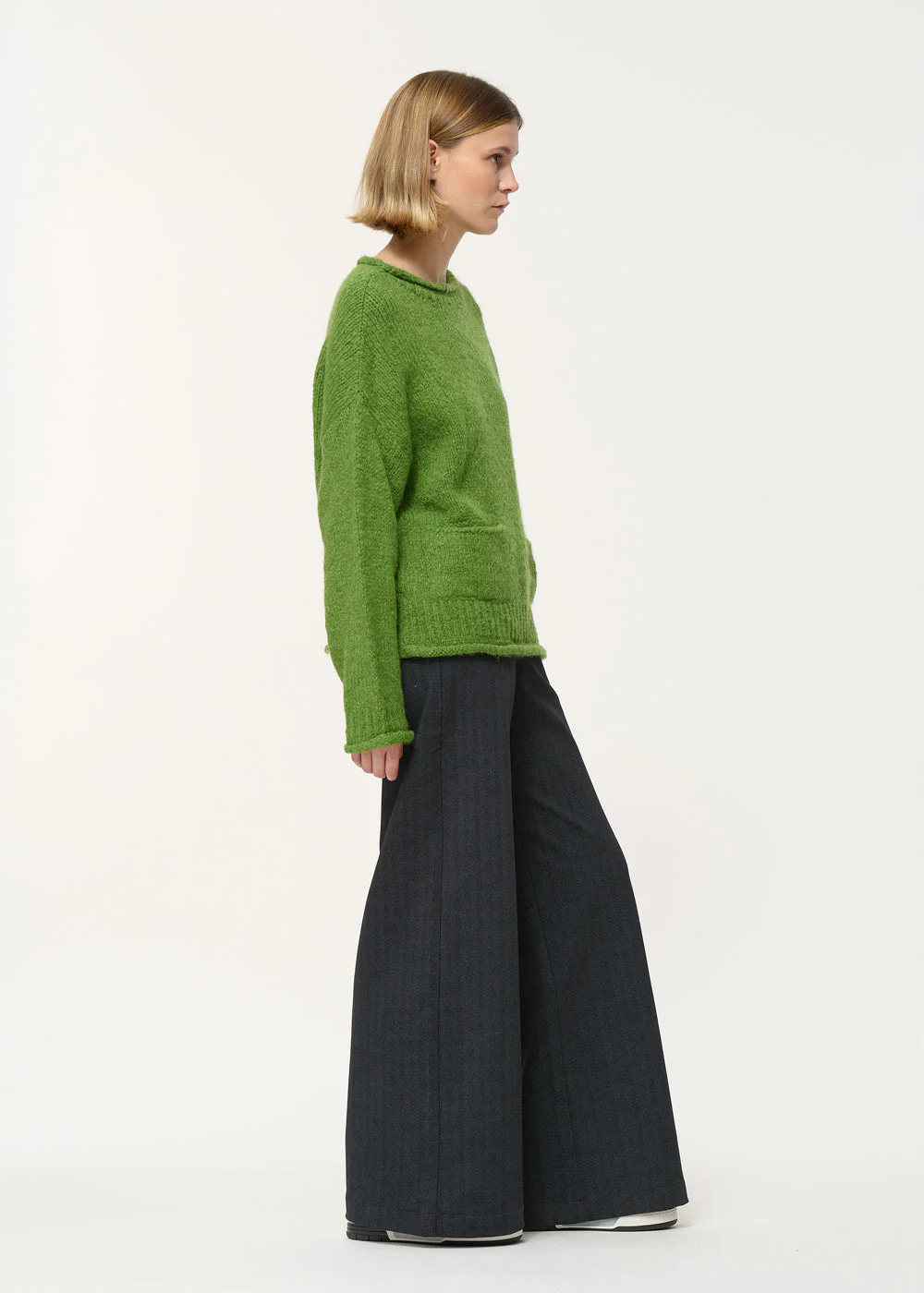 Pantalon large gris foncé à chevrons