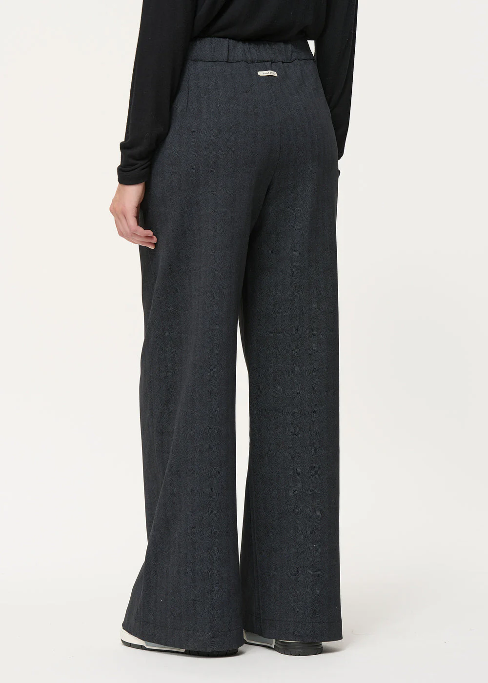 Pantalon large gris foncé à chevrons – Image 2