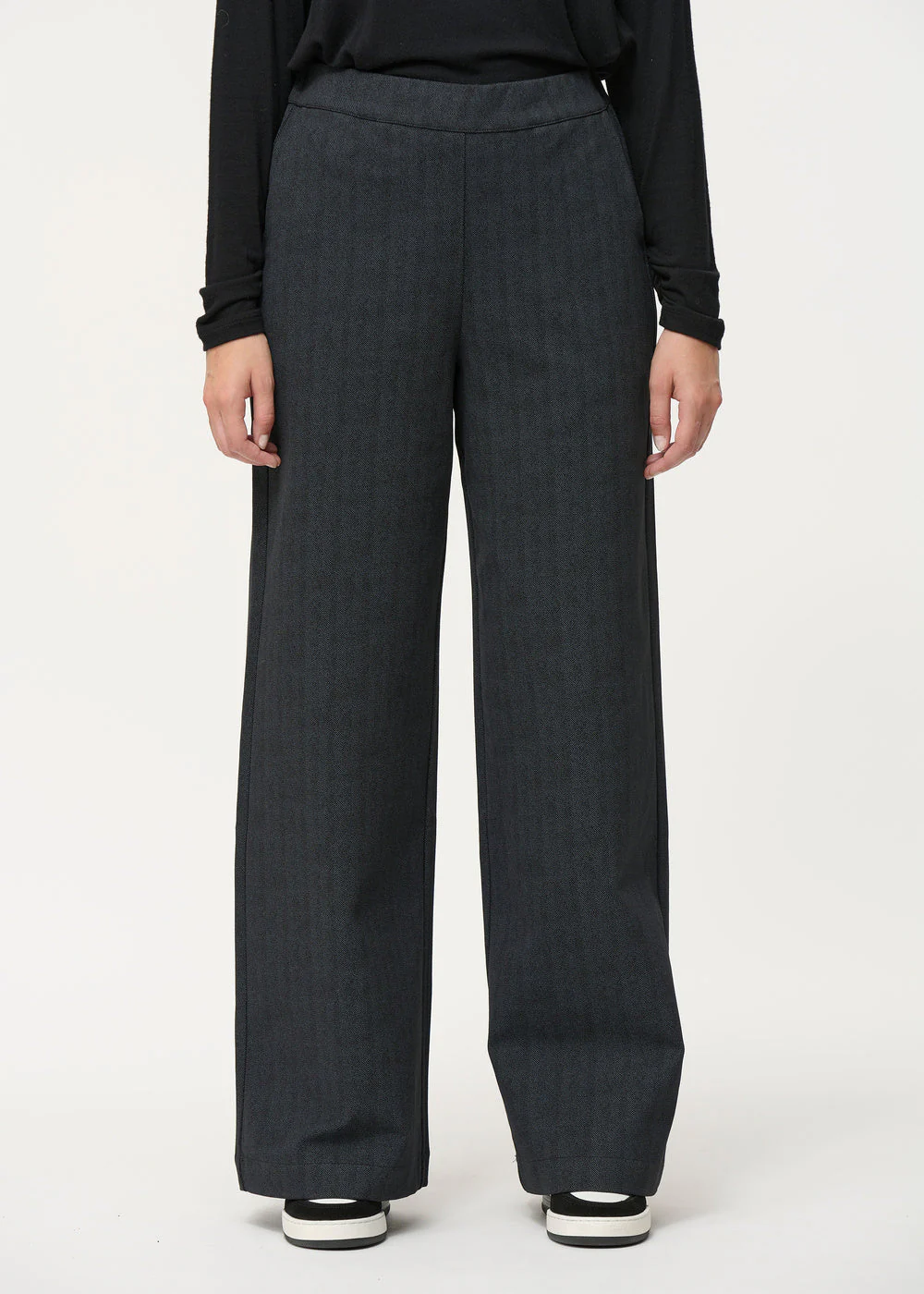 Pantalon large gris foncé à chevrons – Image 5