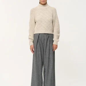 Pull beige à petites torsades col montant