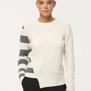 Pull beige asymétrique à larges rayures