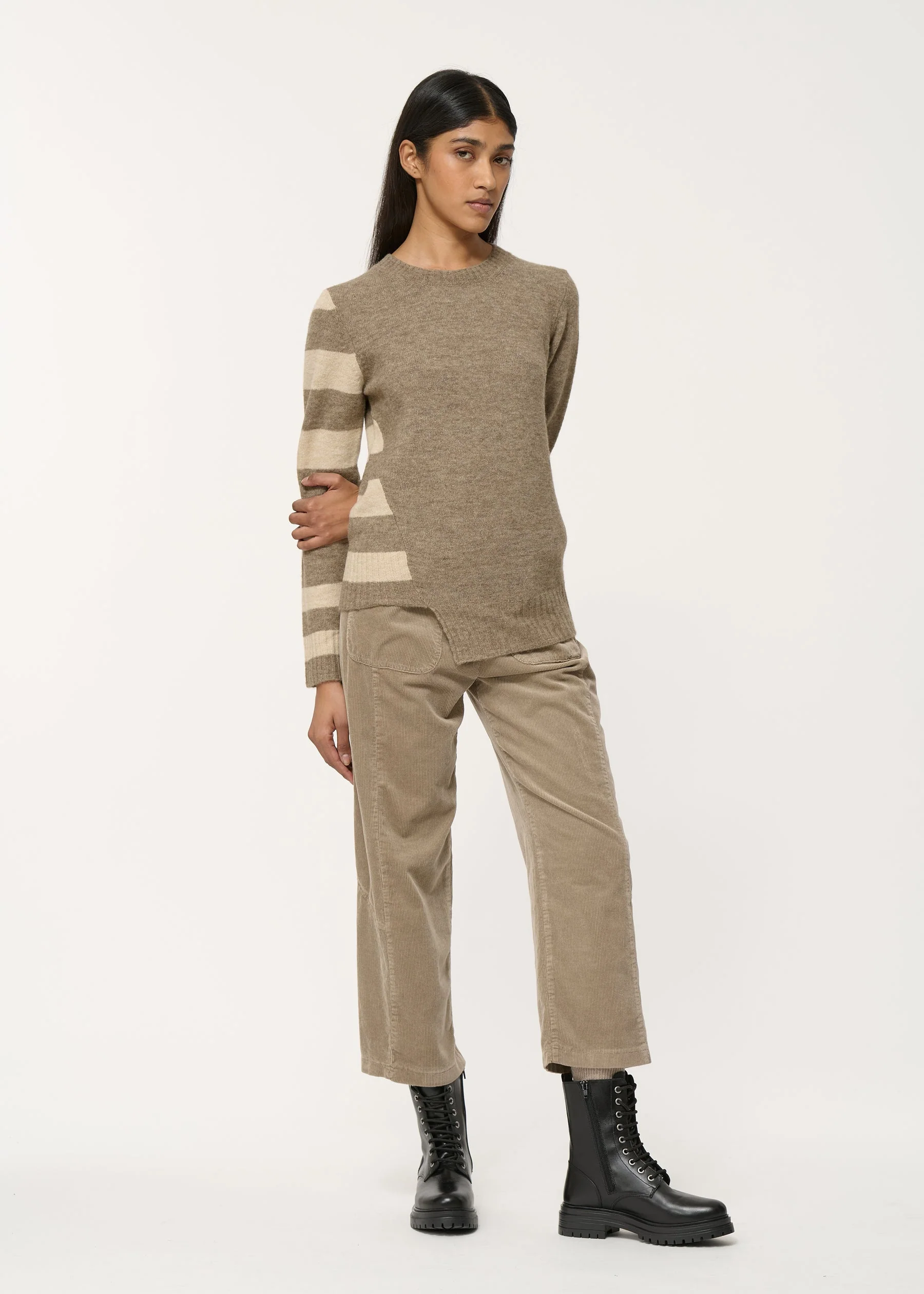 Pull taupe asymétrique à larges rayures