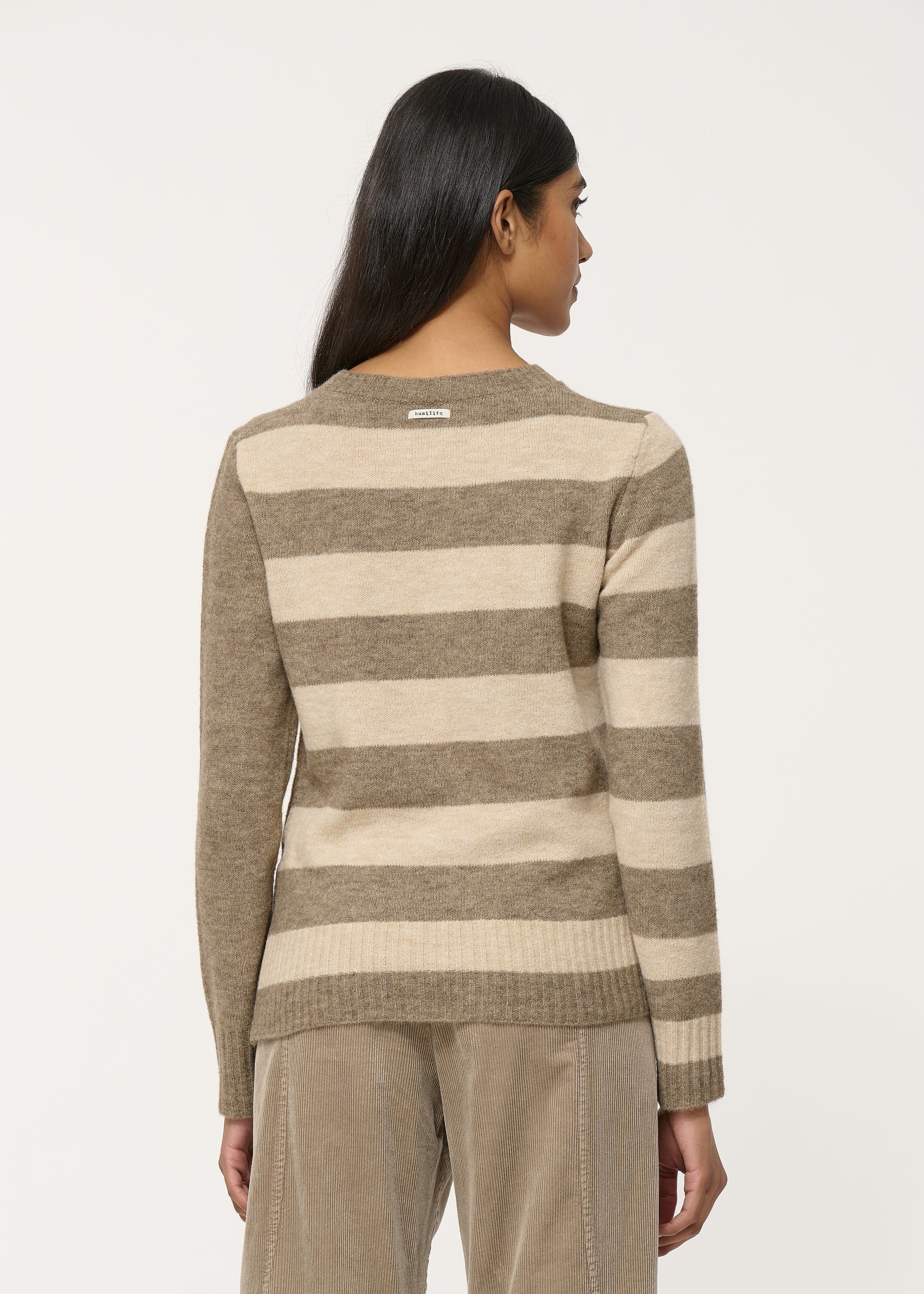 Pull taupe asymétrique à larges rayures – Image 2