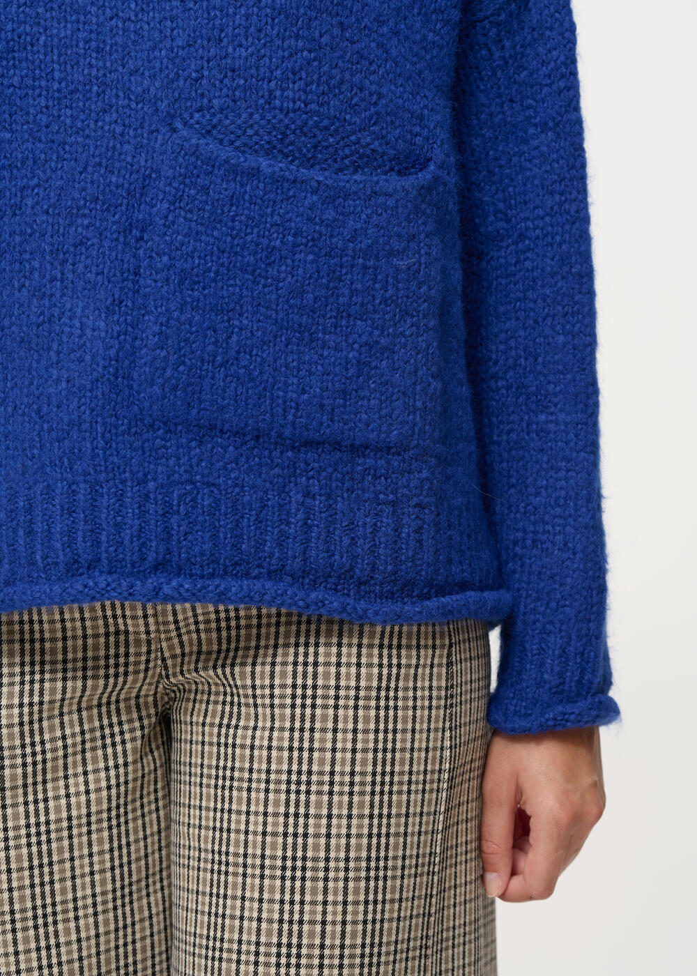 Pull bleu roi oversize en maille mousseuse col montant – Image 4