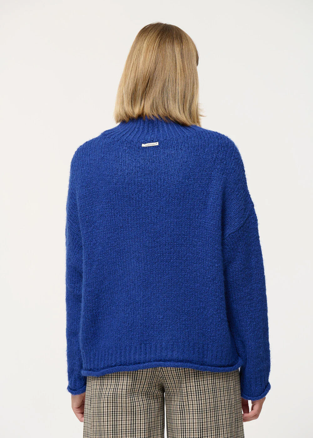 Pull bleu roi oversize en maille mousseuse col montant – Image 2
