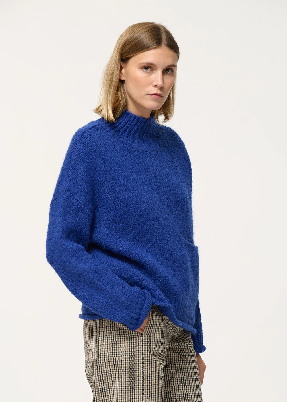 Pull bleu roi oversize en maille mousseuse col montant – Image 5
