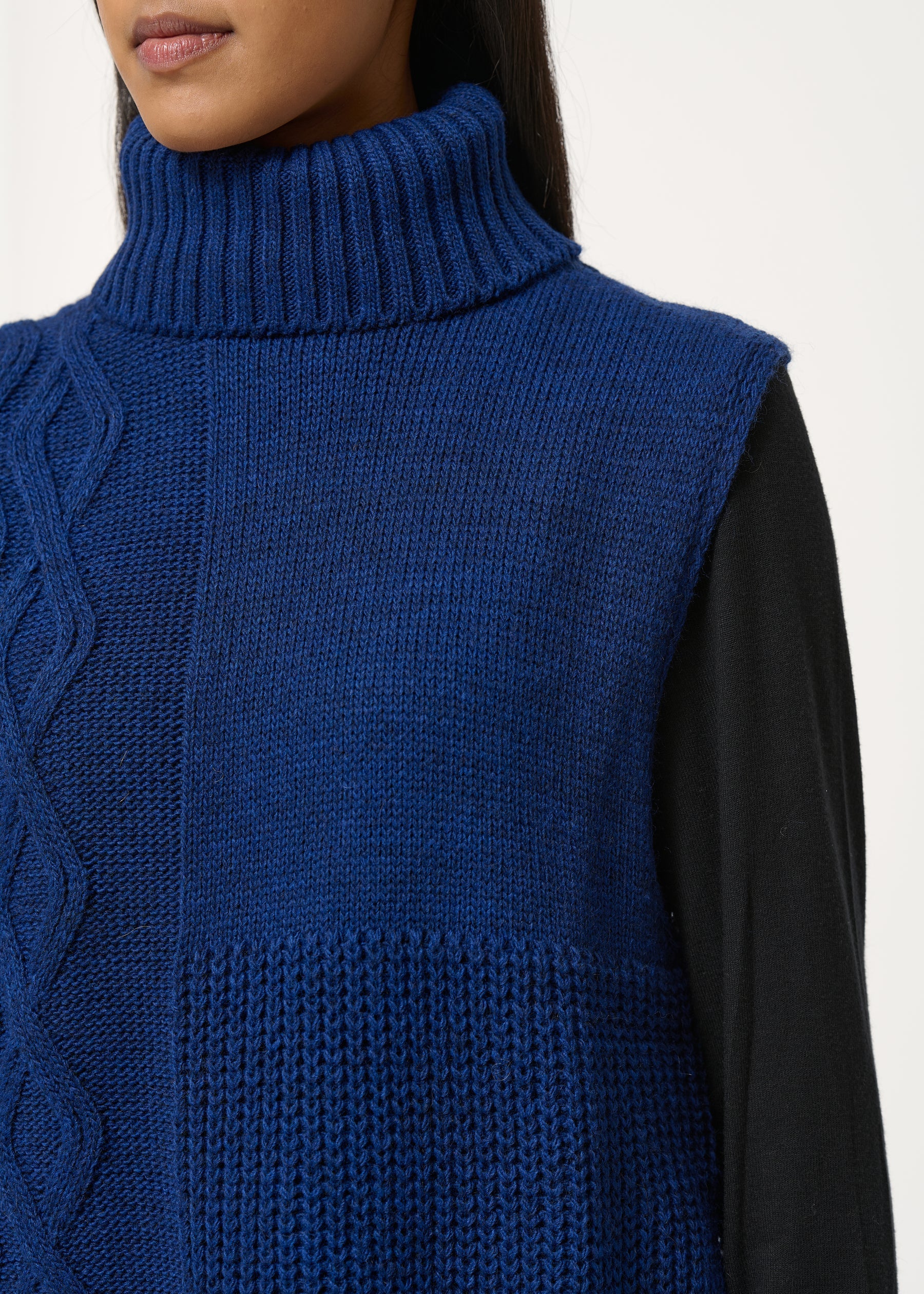 Pull bleu marine sans manches à points de tricots graphiques – Image 4