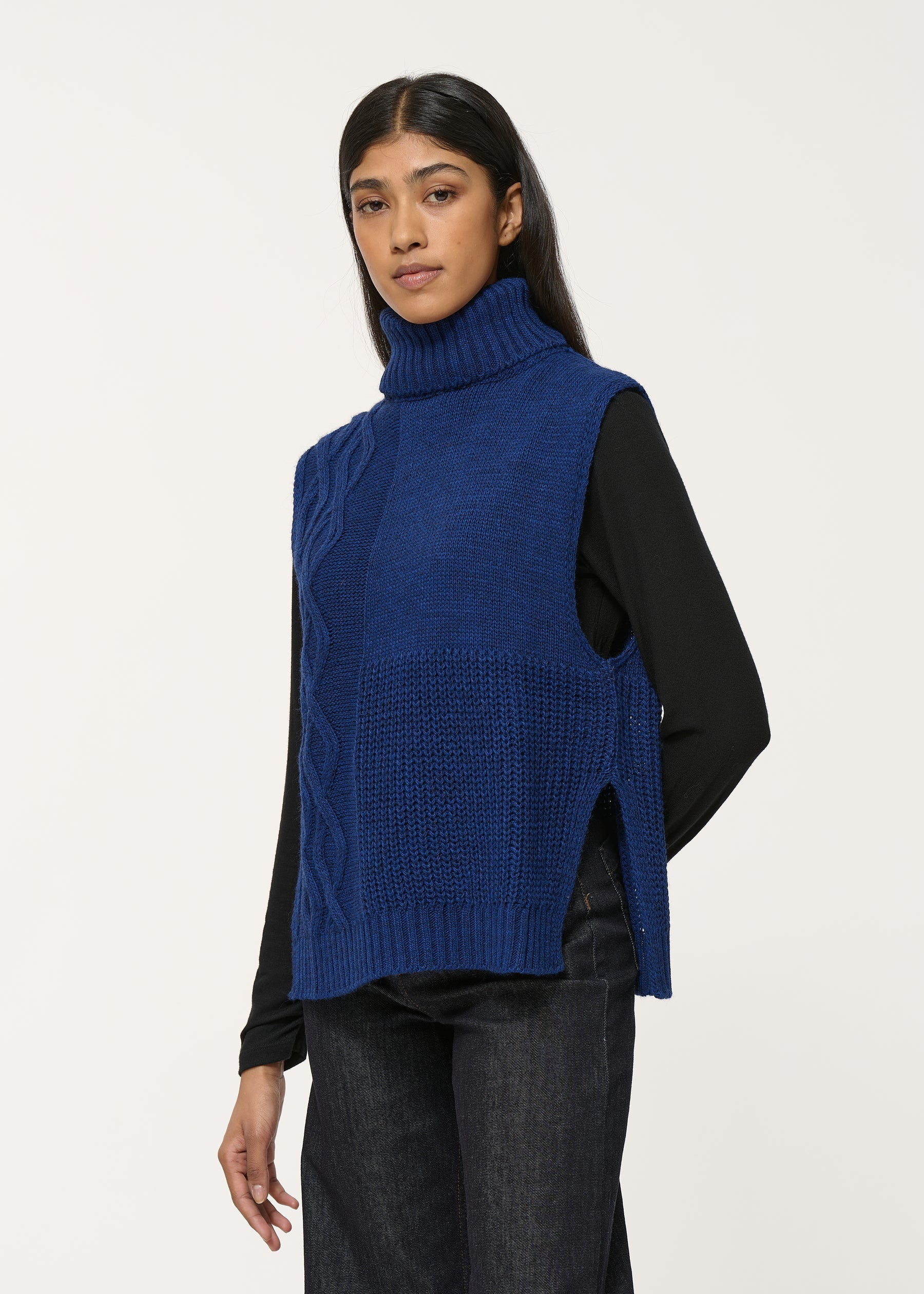 Pull bleu marine sans manches à points de tricots graphiques – Image 5