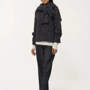 Pull bleu marine col montant et encolure V milieu de dos