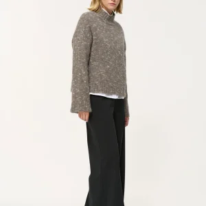 Pull taupe col montant et encolure V milieu de dos