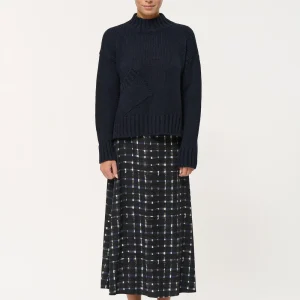 Pull court bleu marine en maille épaisse poche en biais