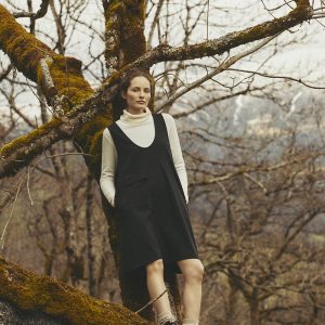 Robe courte chasuble noire à encolure ronde échancrée