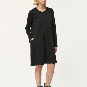 Robe courte trapèze noire à encolure ronde