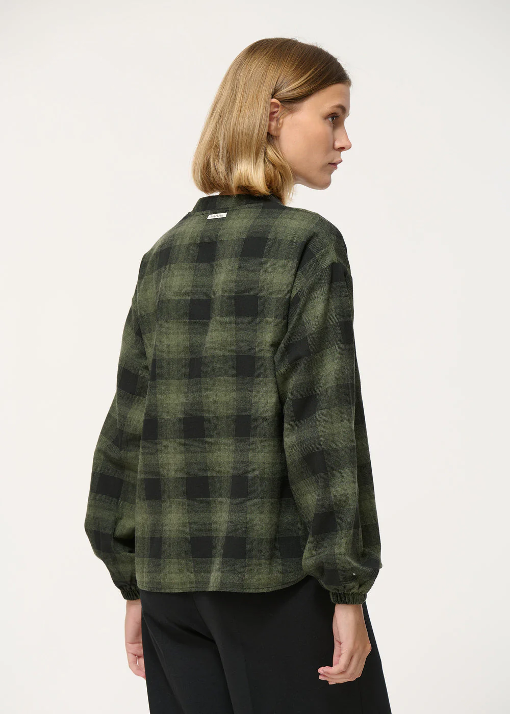 Top ample vert à imprimé carreaux col V – Image 2