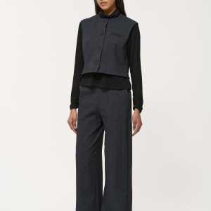 Gilet court gris foncé sans manches imprimé chevron