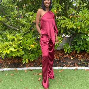 Ensemble Haut Asymétrique et Pantalon Satin Bordeaux