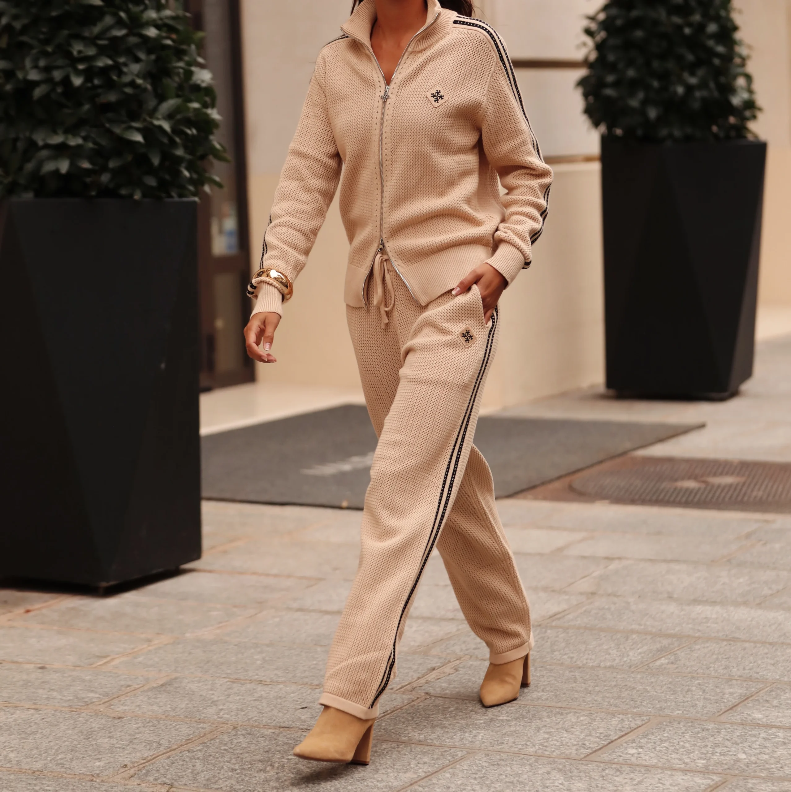 Pantalon de Survêtement Signature Beige – Détail Crochet – Image 2