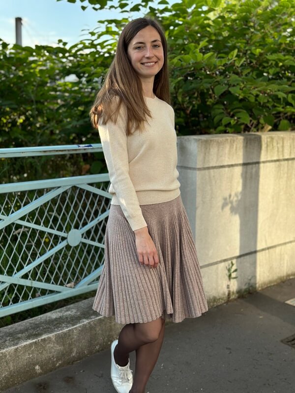 Jupe maille plissée en laine mérinos 100% mi-longue beige camel – Louise – Image 2