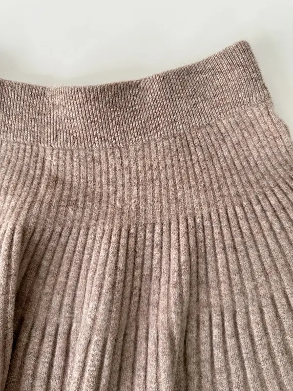 Jupe maille plissée en laine mérinos 100% mi-longue beige camel – Louise – Image 4