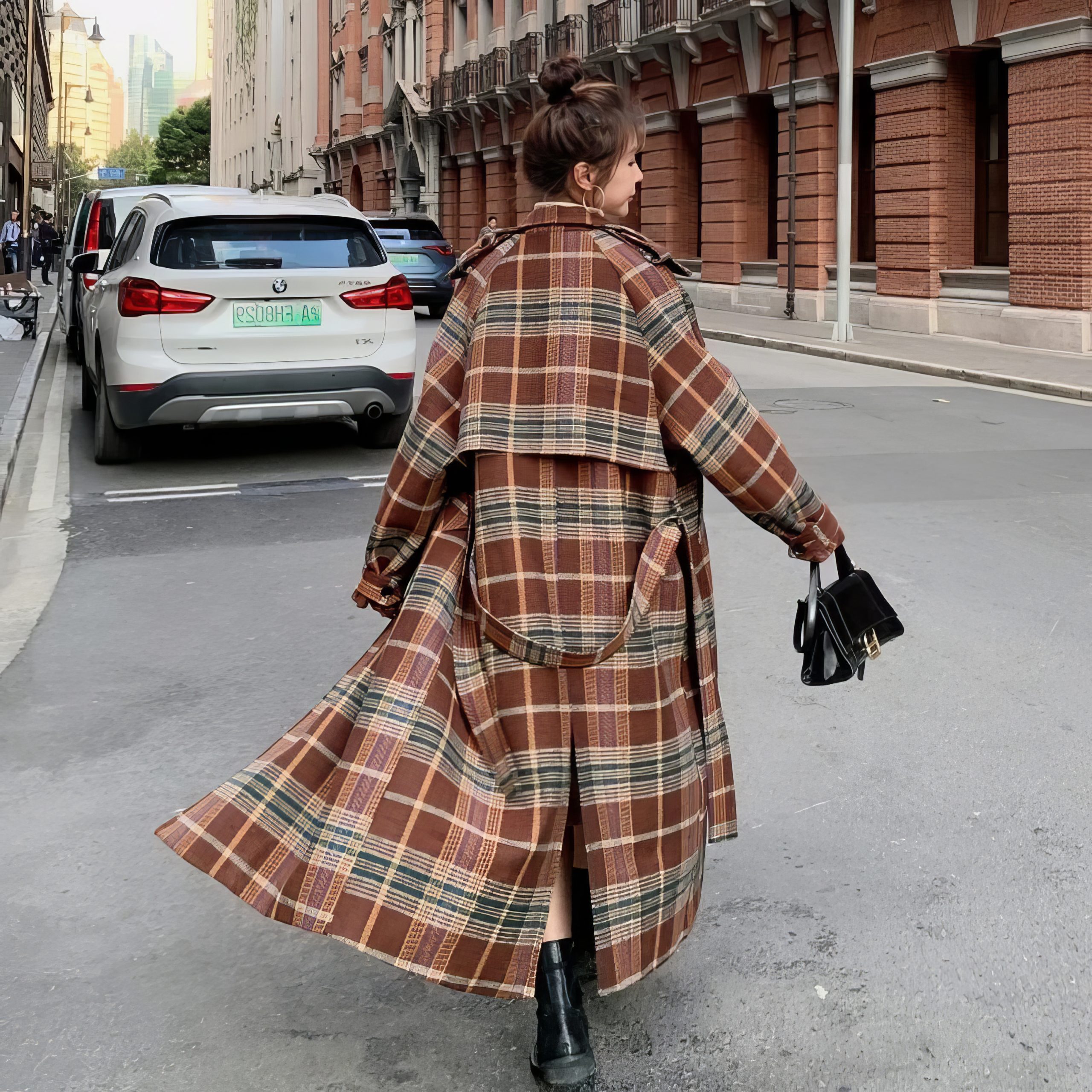 Manteau Long Écossais À Carreaux Avec Ceinture Marron Et Beige – Image 3