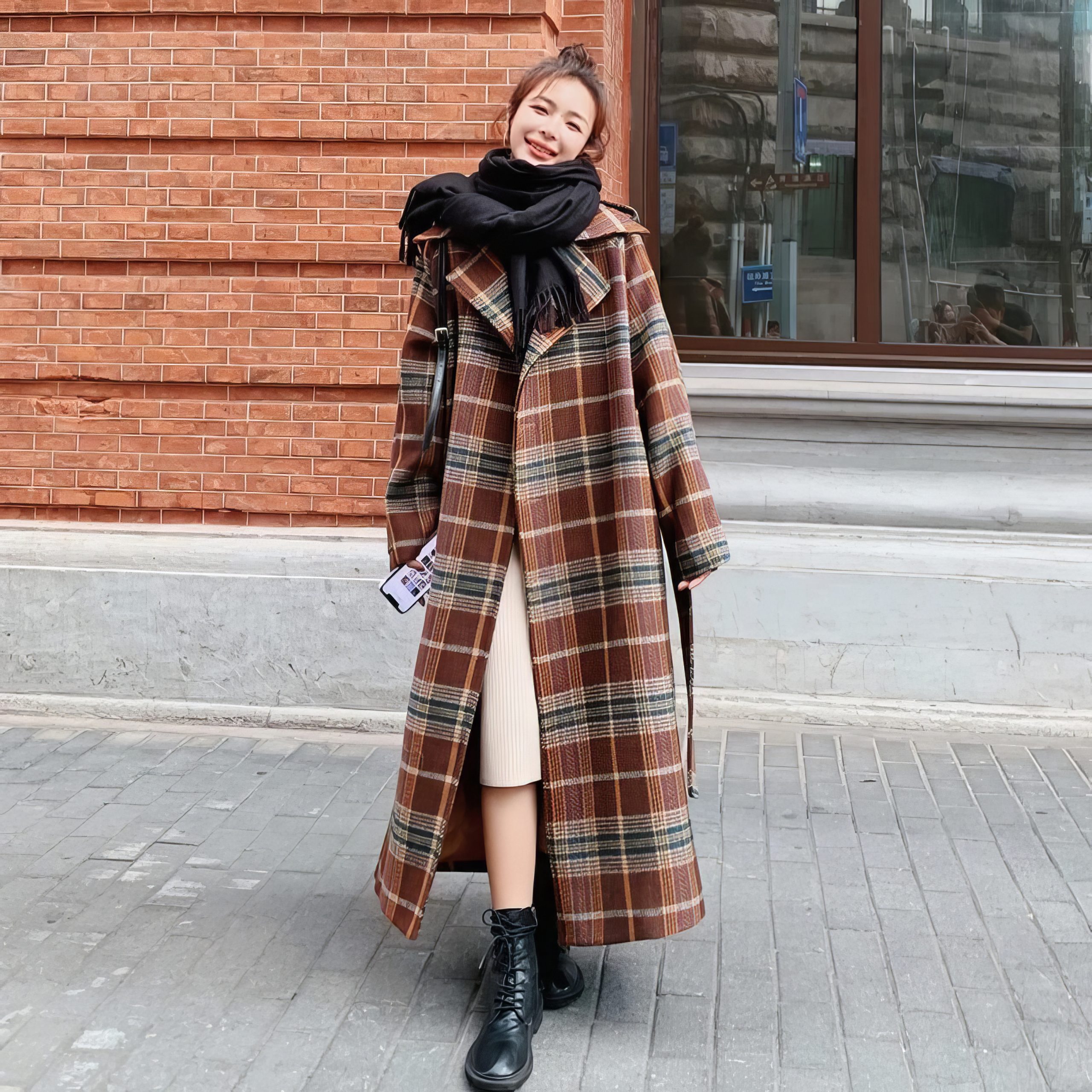 Manteau Long Écossais À Carreaux Avec Ceinture Marron Et Beige – Image 4